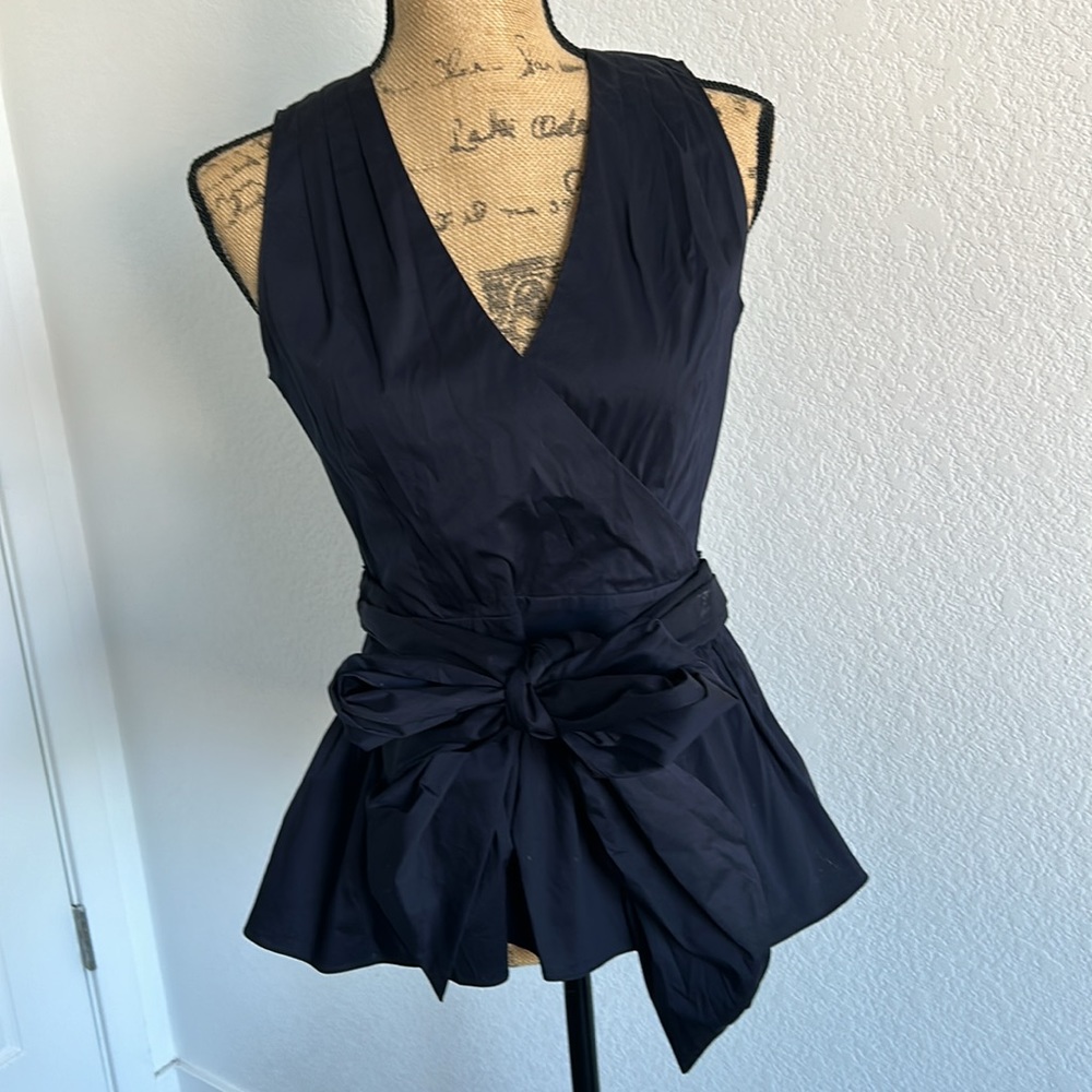 Cute top , beautiful cut and bow detail